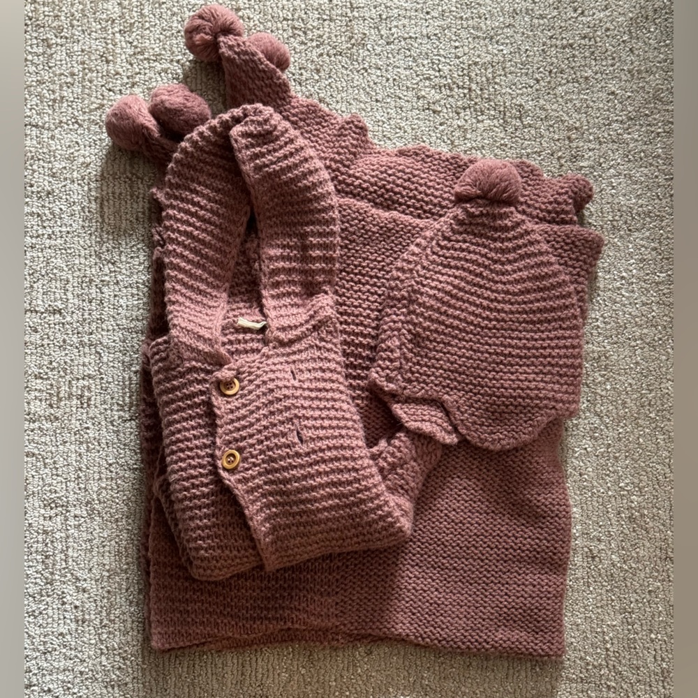 Babe and Tess knit outdoor sweater hat and stroller blanket set. 6 months.